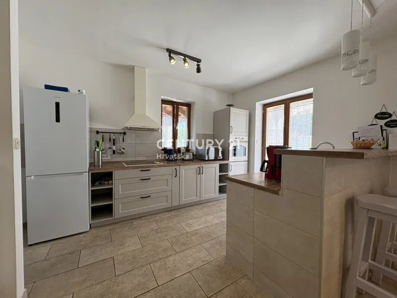 POREČ, OKOLICA, KAMENA KUĆA S VELIKIM VRTOM I BAZENOM- 185,34 m² – 3