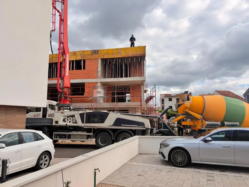 SRIMA – NOVOGRADNJA 20 M OD MORA. STAN NA 2. KATU S LOĐOM, 65,03 m² – 2