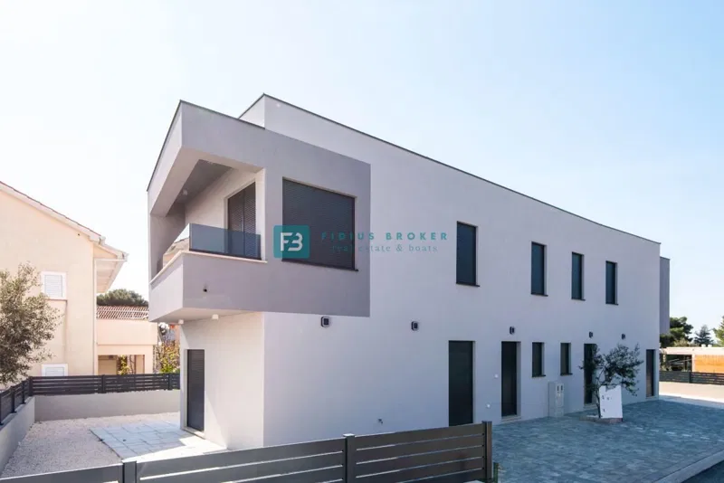 ŽABORIĆ - ŠIBENIK, nova, moderna polpritlična hiša, 70 m od morja, vrt 115 m2 – 2