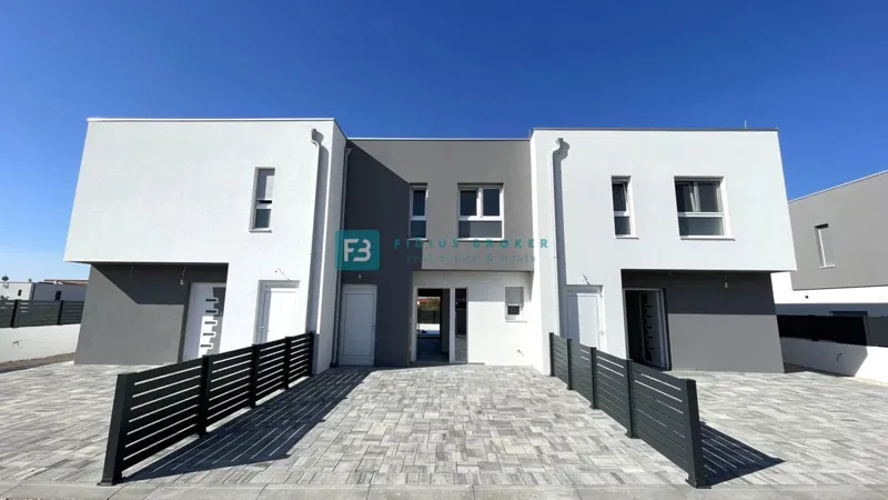 VODICE, nova, moderna vrstna hiša, bazen, 3 spalnice, mirna okolica – 2