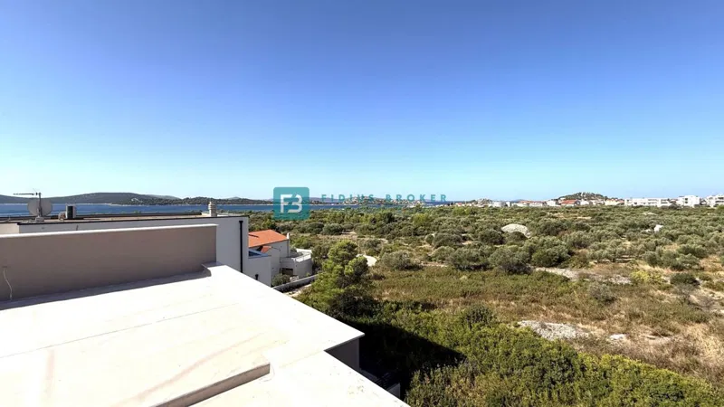 VODICE, Neubau, 2. Obergeschoss + Dachterrasse, 450 m vom Strand entfernt, Meerblick, Garage, Abstellraum – 2