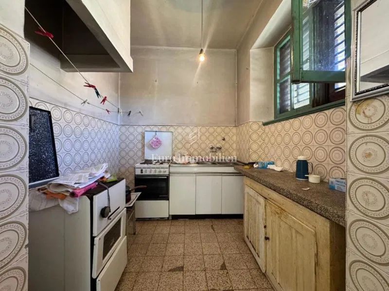 Raša – Trisobno stanovanje z vrtom za prenovo – 3