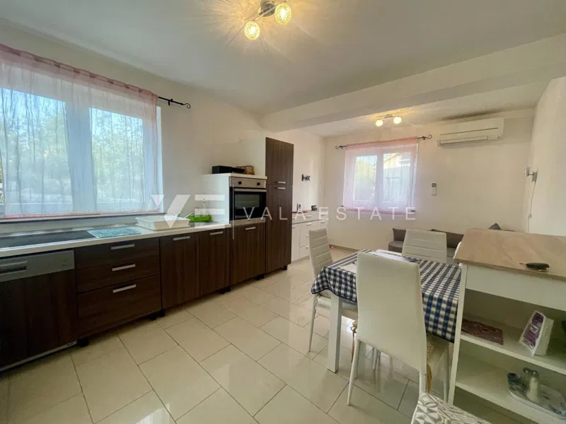 MANJI APARTMAN U PRIZEMLJU S PROSTRANOM OKUĆNICOM – 3