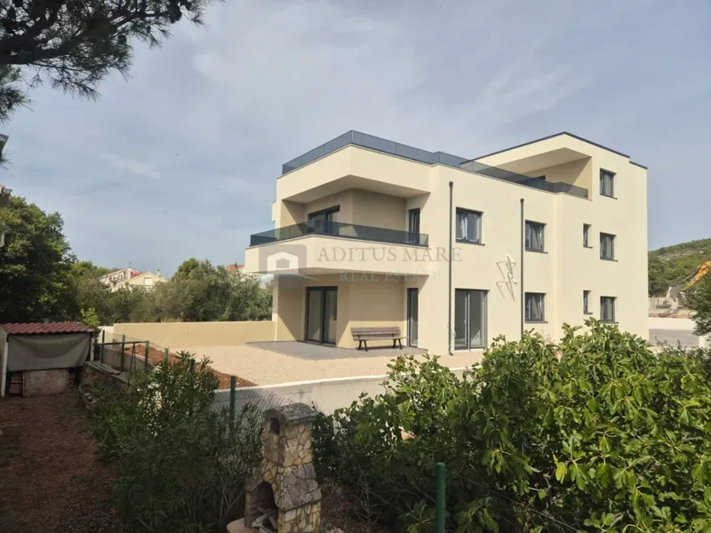 TRIBUNJ, SOVLJE – Luksuzni dvoetažni stan (S3) s krovnom terasom, ljetnom kuhinjom i pogledom na more – 2