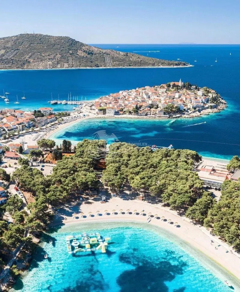 Moderan trosoban stan 700 m od centra Primoštena – 2
