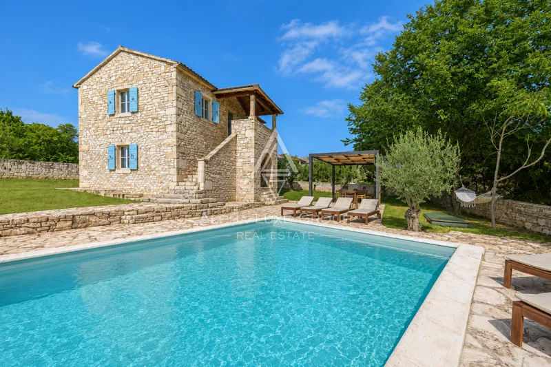 Istria, Poreč, tradycyjna kamienna willa z basenem i widokiem