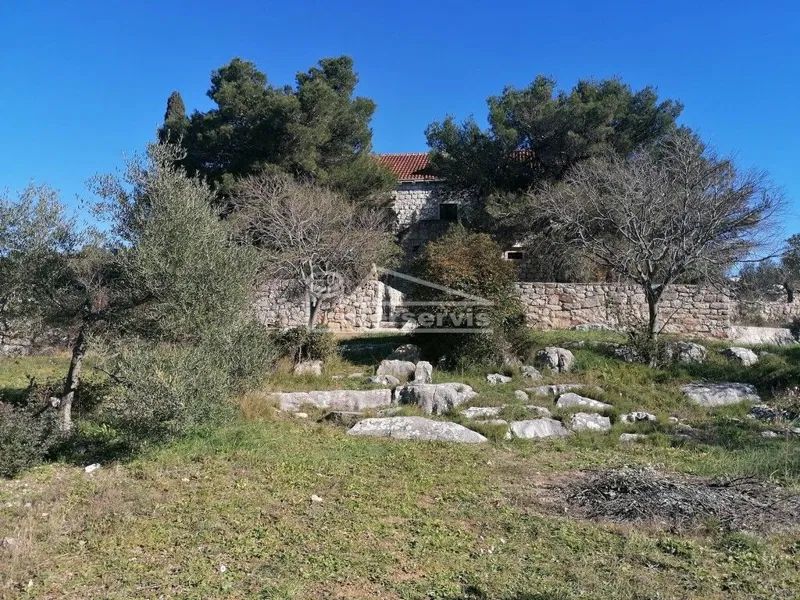 .::: Stone villa in the first row with a large parcel :::. – 2