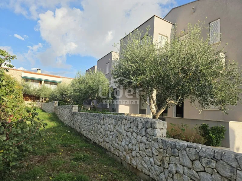 NOVALJA, KUĆA U NIZU, 2S+DB, TERASA, OKUĆNICA – 3