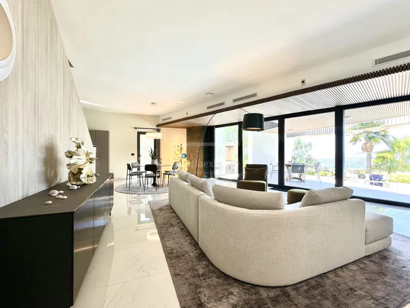 LUXURY WITHOUT COMPROMISE! ULTRA-EXCLUSIVE VILLA FIRST ROW TO THE SEA WITH GARDEN SEVID! – 3