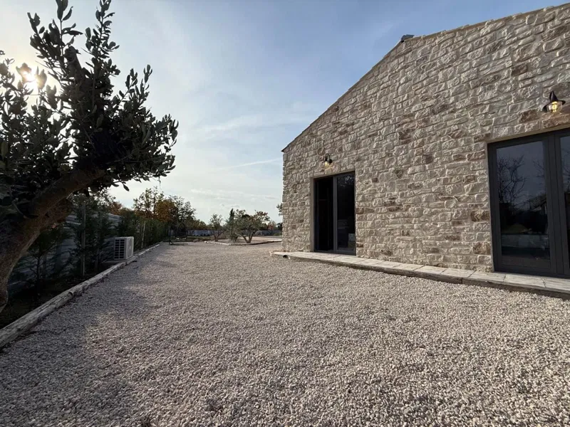 Luksuzna prizemnica s 2550m2 okućnice i bazenom – 2