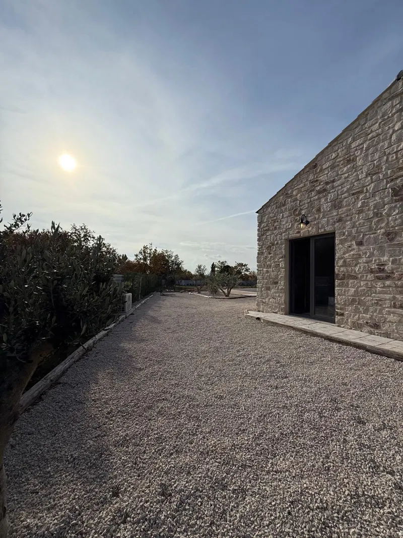 Luksuzna prizemnica s 2550m2 okućnice i bazenom – 3