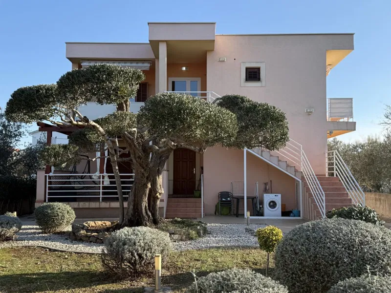 SUKOŠAN- Apartmanska kuća -1900m2- 150m od plaže – 2