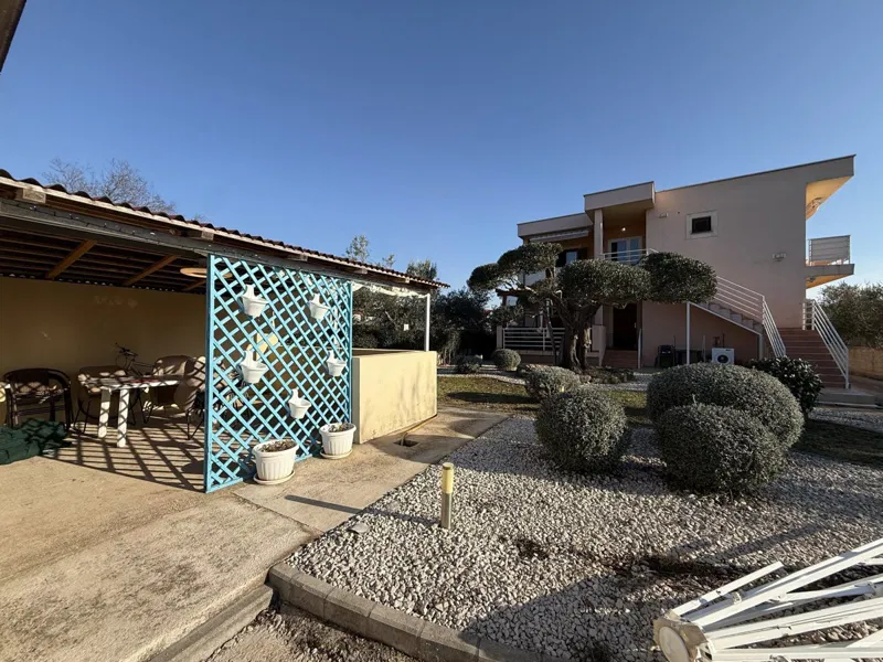 SUKOŠAN- Apartmanska kuća -1900m2- 150m od plaže – 3