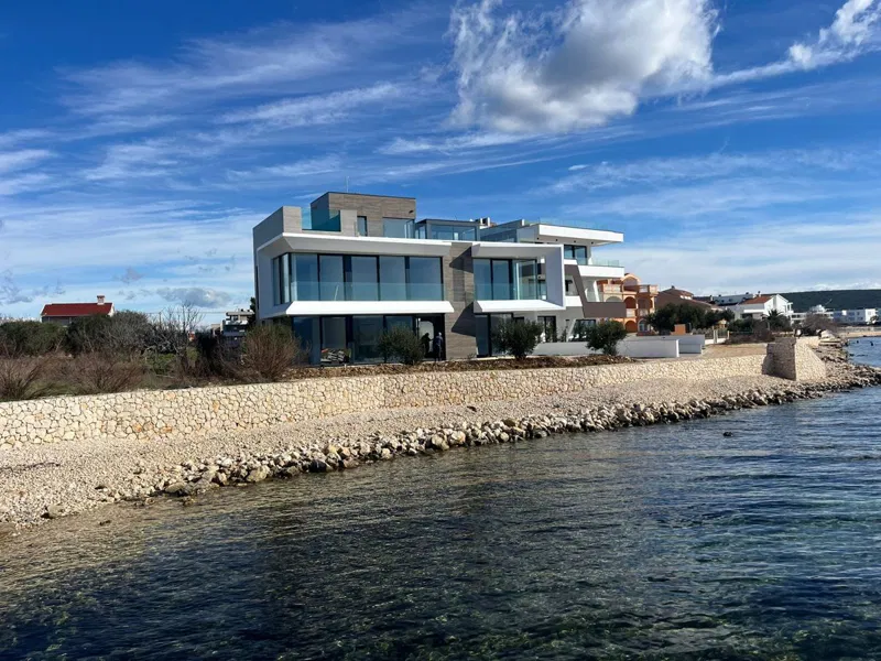 SUKOŠAN - Luksuzna vila prvi red uz plažu- smart sistem – 2