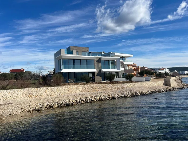 SUKOŠAN - Luksuzna vila prvi red uz plažu- smart sistem – 3