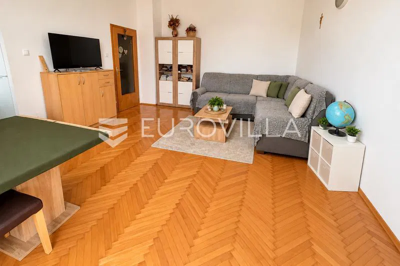 Krk, grad Krk, dvosoban stan 67 m² s terasom, balkonom i privatnom okućnicom – 2