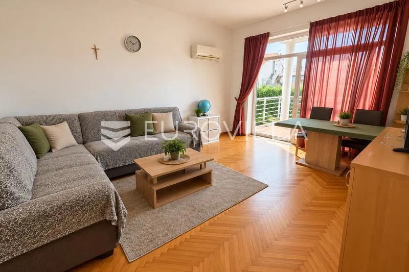 Krk, grad Krk, dvosoban stan 67 m² s terasom, balkonom i privatnom okućnicom – 3