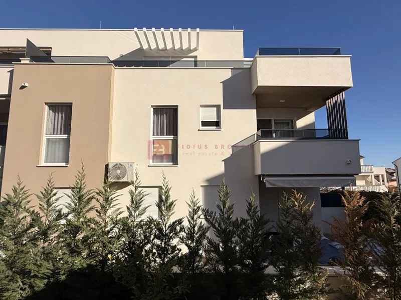 VODICE, novo, moderno namješten stan, 1. kat, širi centar, 2 spavaće sobe – 2