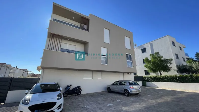 VODICE, novo, moderno namješten stan, 1. kat, širi centar, 2 spavaće sobe – 3