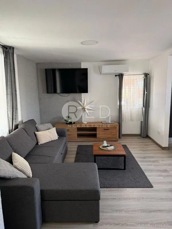 PRODAJA KUĆE S DVIJE STAMBENE JEDINICE – PRIVLAKA, 220 m², 400 m OD MORA