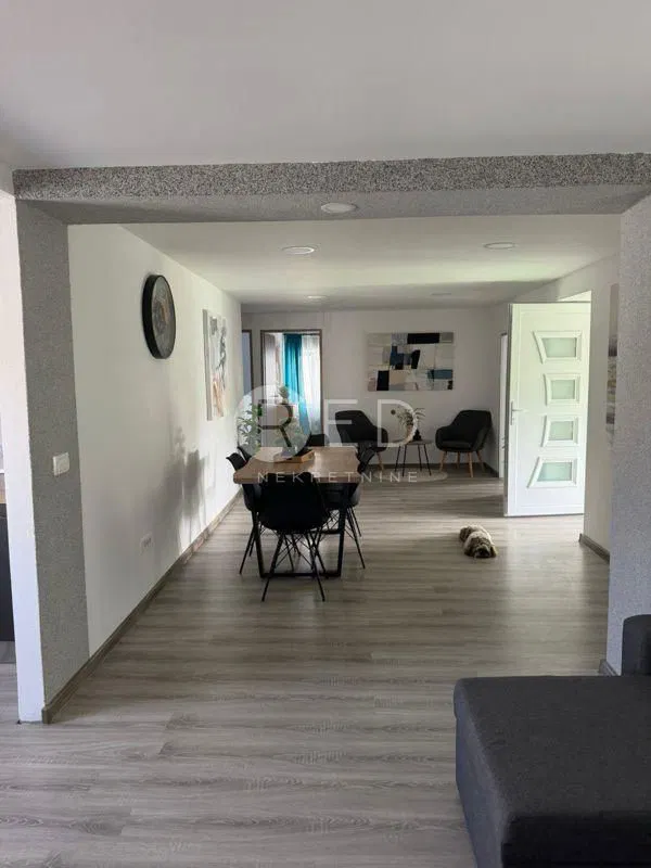 PRODAJA KUĆE S DVIJE STAMBENE JEDINICE – PRIVLAKA, 220 m², 400 m OD MORA – 2