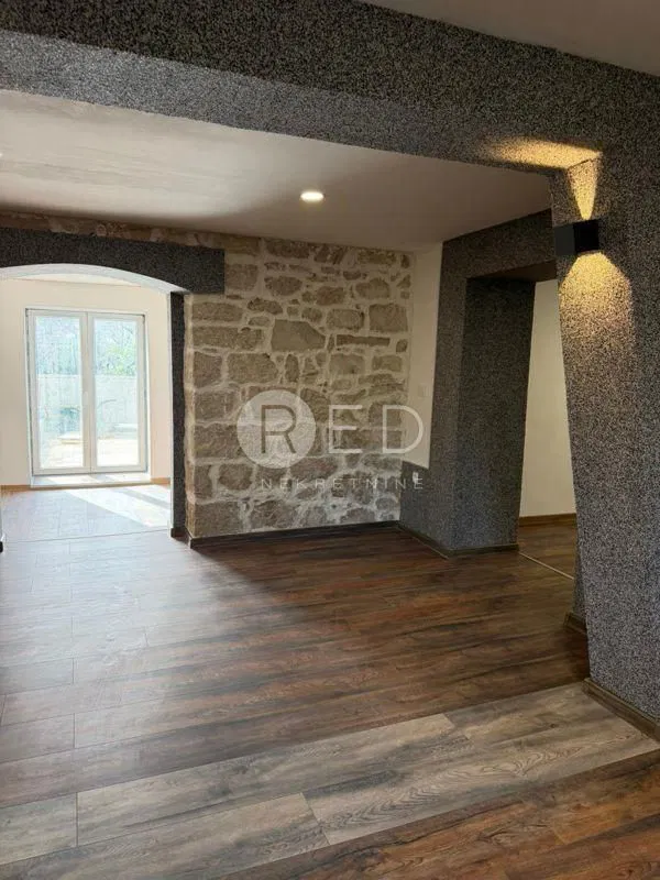 PRODAJA KUĆE S DVIJE STAMBENE JEDINICE – PRIVLAKA, 220 m², 400 m OD MORA – 3