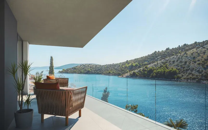 Vinišće - Vila prvi red uz more s garažom i liftom