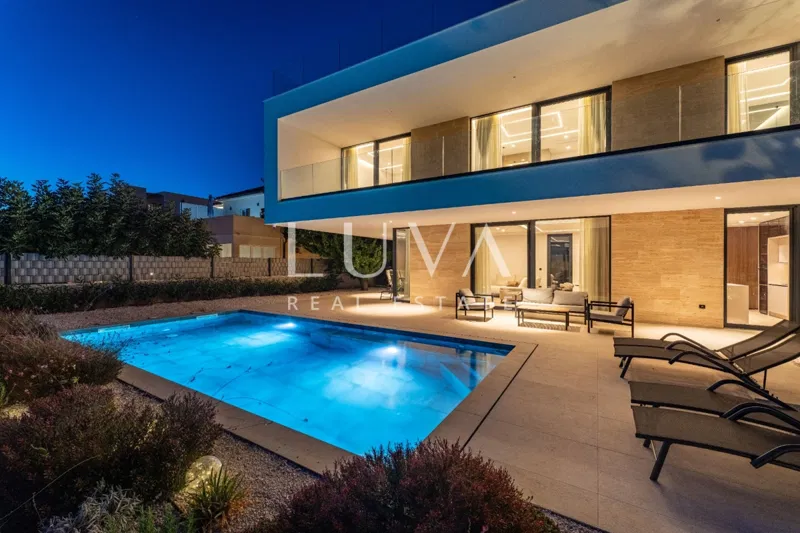 Sukošan, moderna vila 250 m2 s bazenom, za najam