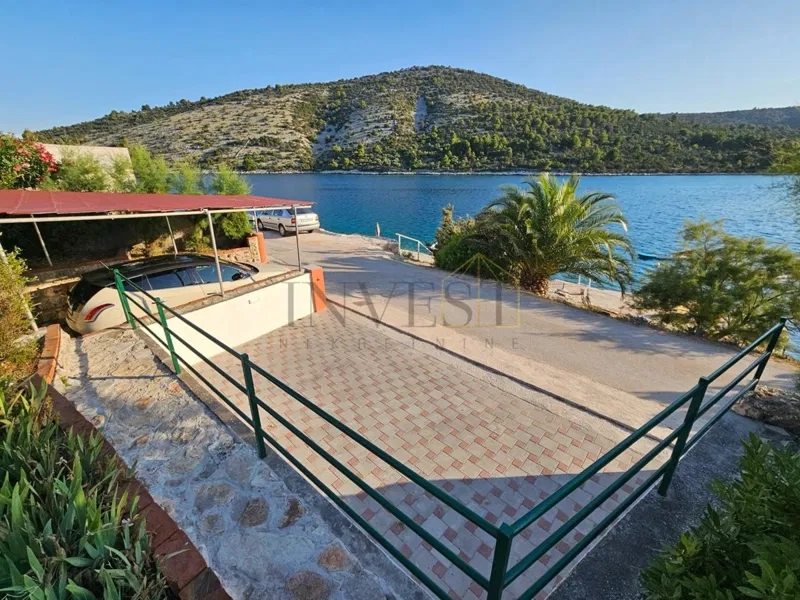 VINIŠĆE–KUĆA PRVI RED DO MORA, DVA APARTMANA I TRI PARKIRNA MJESTA – 2