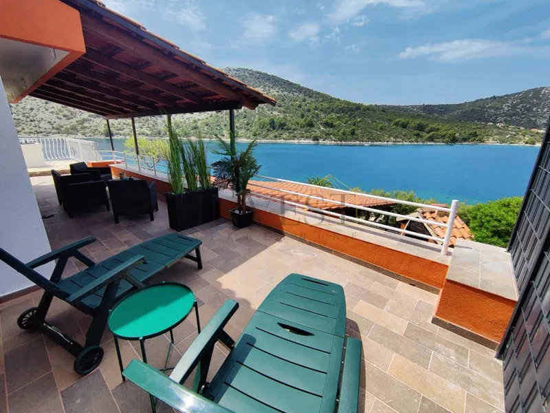 VINIŠĆE–KUĆA PRVI RED DO MORA, DVA APARTMANA I TRI PARKIRNA MJESTA – 3