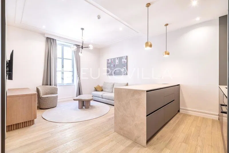 Zagreb, luksuzan dvosoban apartman u strogom centru 39 m² – 2