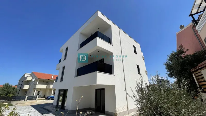 VODICE, novo, useljivo, 2.570 €/m2, prizemlje, vrt 128 m2, 2 parkinga – 2
