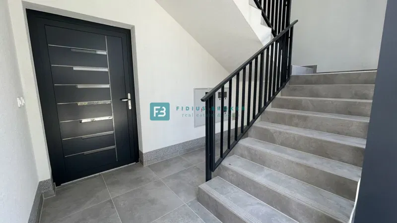 VODICE, novo, useljivo, 2.570 €/m2, prizemlje, vrt 128 m2, 2 parkinga – 3