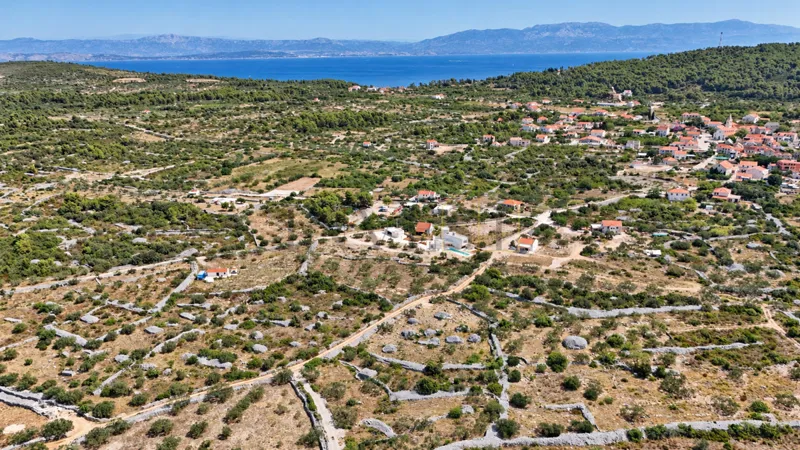 ŠOLTA, GORNJE SELO – GRAĐEVINSKO ZEMLJIŠTE U MIRNOM DIJELU OTOKA