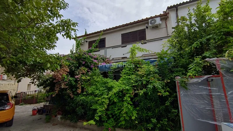 Novalja - kuća sa prostranom okućnicom