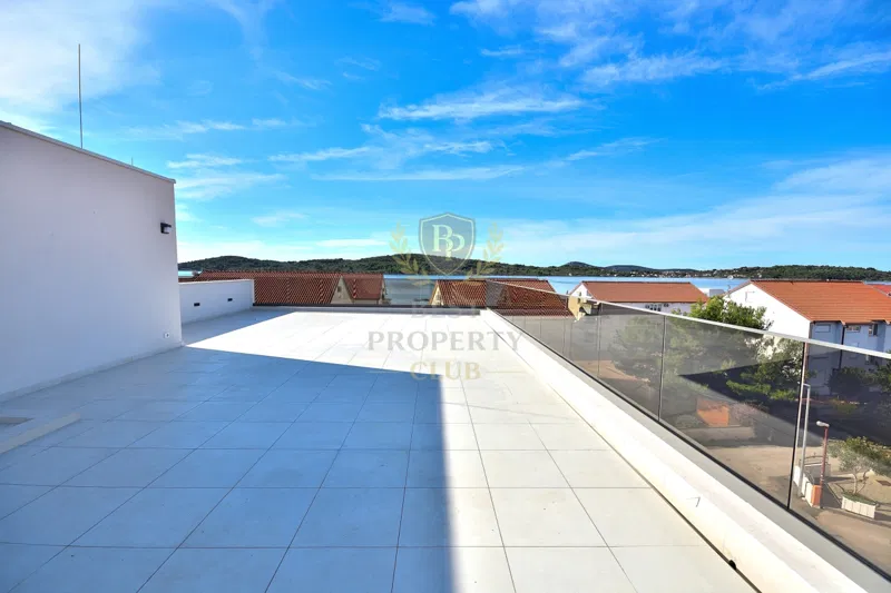 Dvoetažni penthouse s pogledom na more i krovnom terasom – Srima, Vodice, Hrvatska
