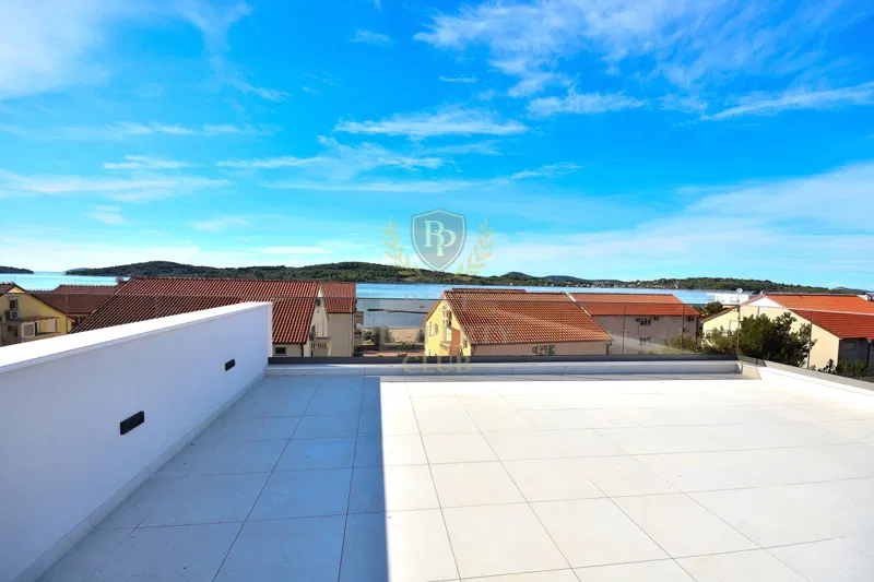 Dvoetažni penthouse s pogledom na more i krovnom terasom – Srima, Vodice, Hrvatska – 2