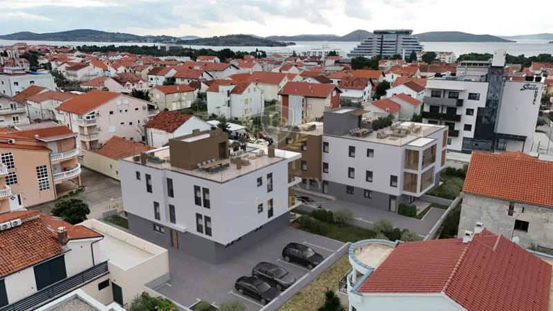Dvoetažni penthouse s krovnom terasom – Vodice, Hrvatska