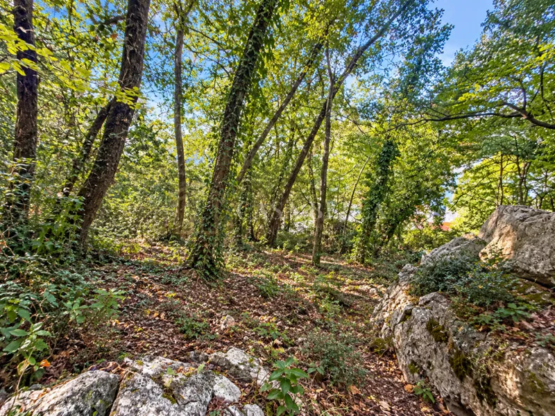 OMIŠALJ, OTOK KRK – ATRAKTIVNO ZEMLJIŠTE, 100 M OD MORA! – 2