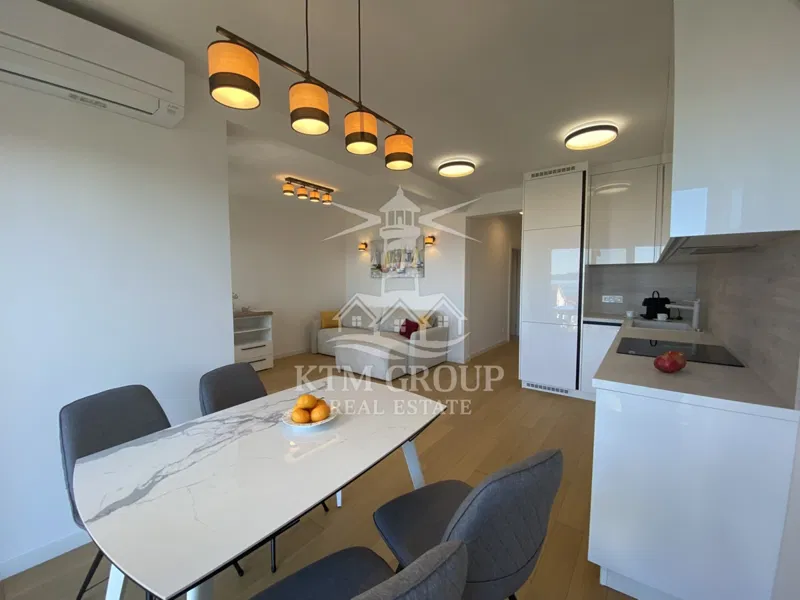 ZADAR – DIKLO | MODERNA ZGRADA S GARAŽOM I LIFTOM, 2 SPAVAĆE SOBE, PROSTRANI BALKON S POGLEDOM NA MORE – NAJAM TIJEKOM CIJELE GODINE