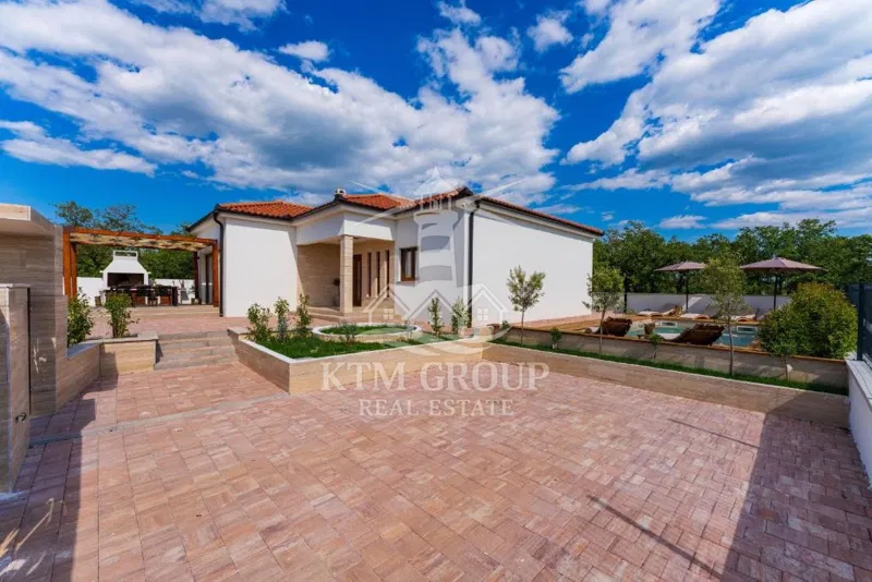 MURVICA – Moderna novogradnja s bazenom, potpuno namještena kuća na zemljištu od 615 m² – 2