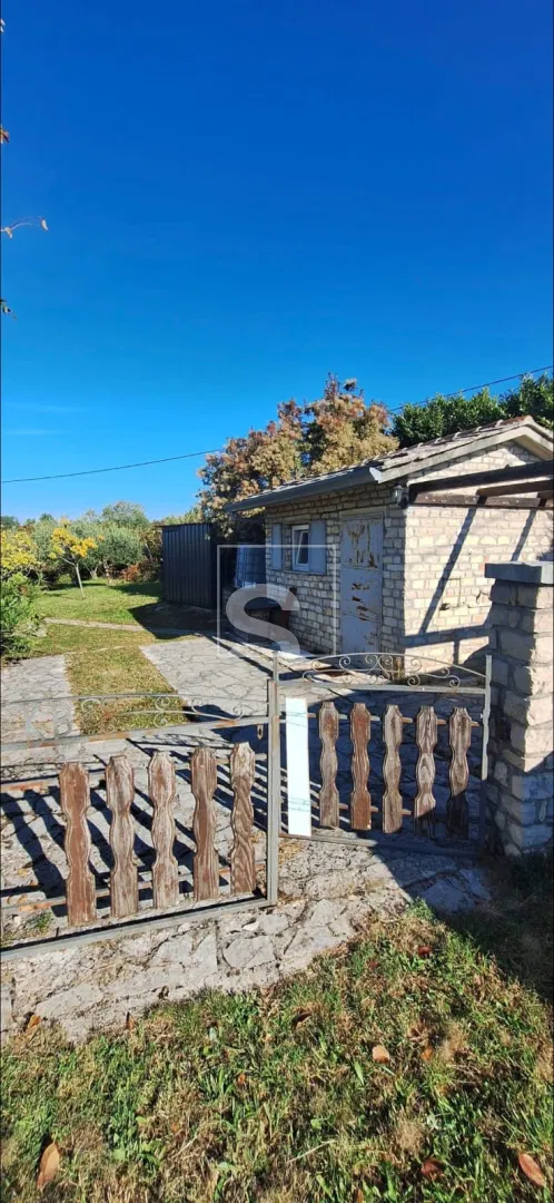 ZEMLJIŠTE 1.631 m² S KAMENOM KUĆOM I MASLINIKOM