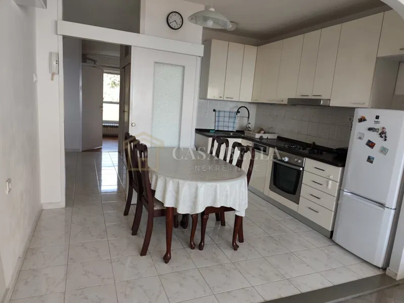 GORNJA VEŽICA – 2S+DB, POTPUNO NAMJEŠTEN STAN 61 m² – 2
