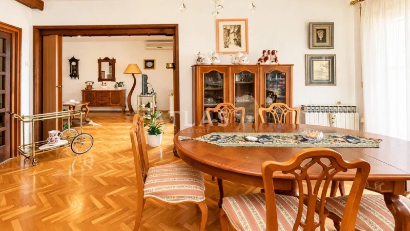 KOSTRENA – Prostrana samostojeća kuća od 300 m² s dvije stambene jedinice i pogledom na more – 2