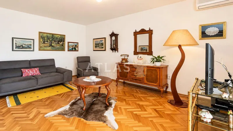 KOSTRENA – Prostrana samostojeća kuća od 300 m² s dvije stambene jedinice i pogledom na more – 3