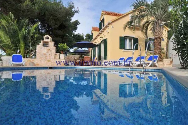BRAČ ISLAND, BEACHFRONT VILLA – 2