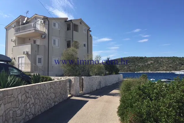 VILLA CON SETTE APPARTAMENTI SUL MARE VICINO A ROGOZNICA – 2