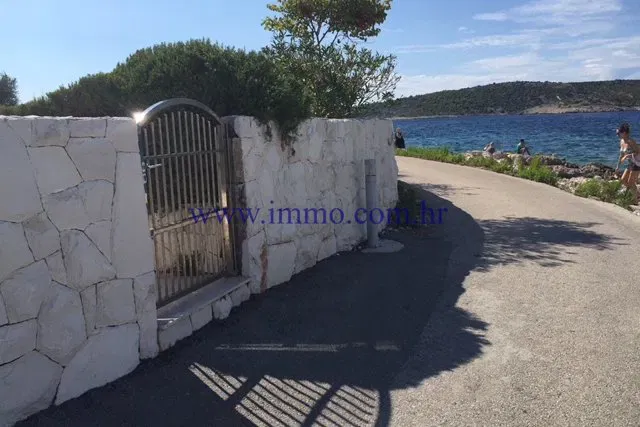 VILLA CON SETTE APPARTAMENTI SUL MARE VICINO A ROGOZNICA – 3