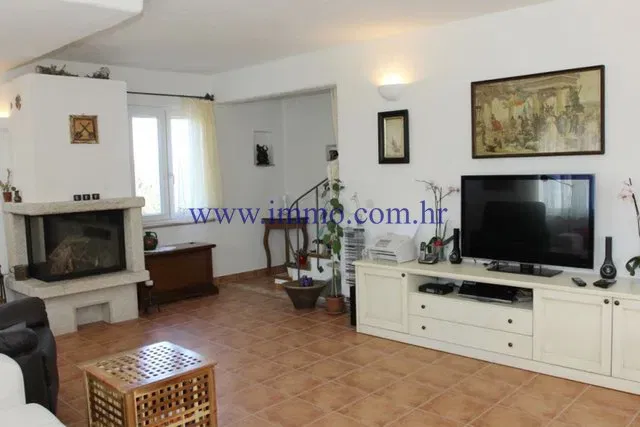 BRAČ, VILLA WITH SWIMMING POOL – 3