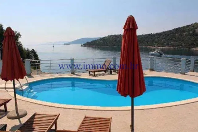 LUXURY SEAFRONT VILLA NEAR TROGIR – 3